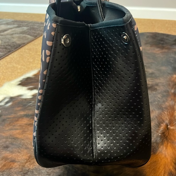New Neoprene Expandable Tote with Detachable Zip Pouch Black, Gold, Leopard - Picture 16 of 16